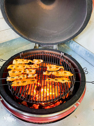 Brochettes de calamar et riz sauté aux légumes